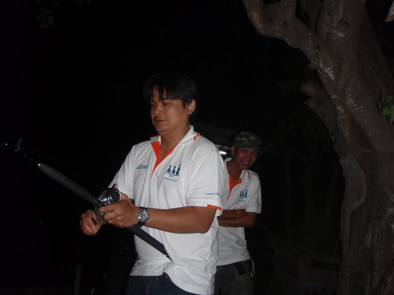 จากซุ้ม บี 6  เดินตามมาถึงท้ายบ่อกันเลย...เอ้าสู้ๆครับท่านประธาน... :cheer: