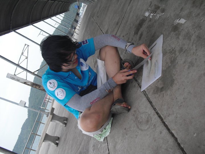 เหมือนคนบ้ามานั่งทำอะไรก็ไม่รู้บนสะพาน :grin: