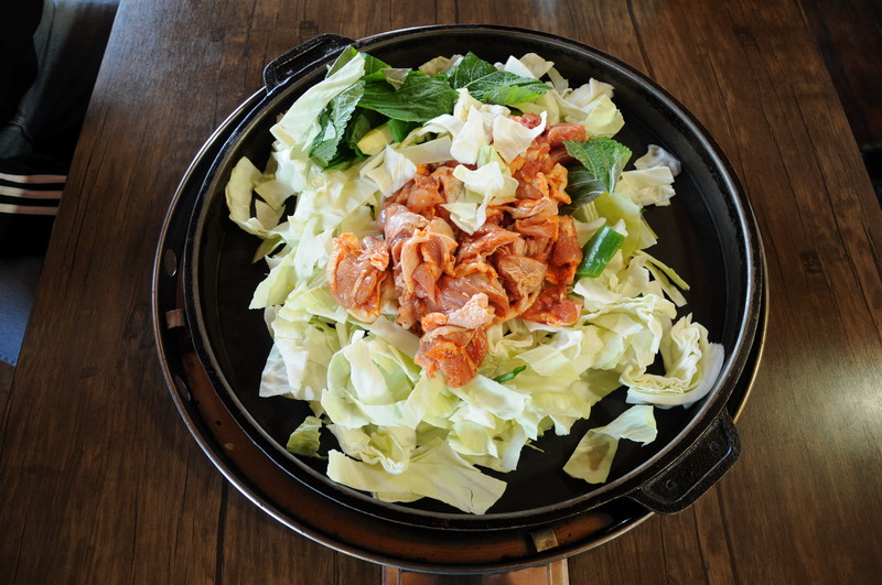 เป็นอาหารเมนูดังอีกอย่างของที่นี่ครับ "ไก่บาร์บีคิวผัดซอสเกาหลี" หรือในภาษาเกาหลีชื่อว่า "ทัคคาลบ