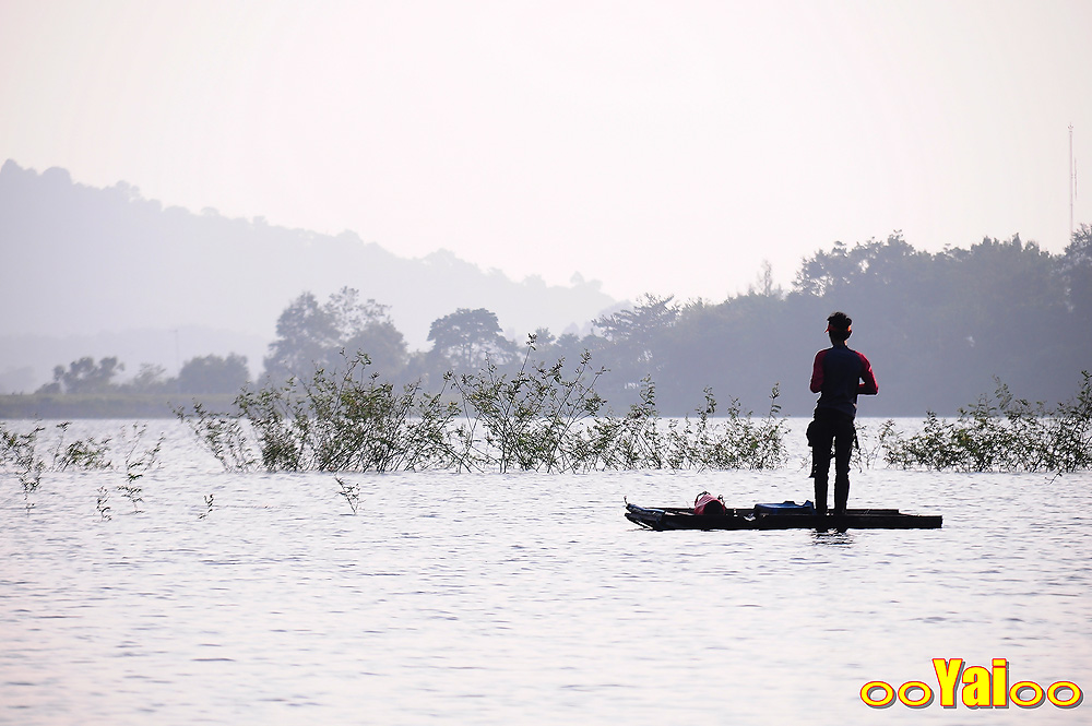 โห......เผลอแป๊ปเดียวนังตัวแสบแอบเอาเรือของใครไม่รู้ ใช้ไกด์มือซอยออกไปตีปลาโน่นแร้วววว :ohh: :ohh: 