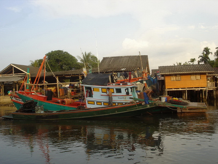 นี่ก็เป็นเรือส่วนหนึ่งที่เตรียมมาลากหอยกันที่ปากคลองมากันหลายที่เพราะเค้าเตรียมเปิดให้ลากกันเรื่องลา