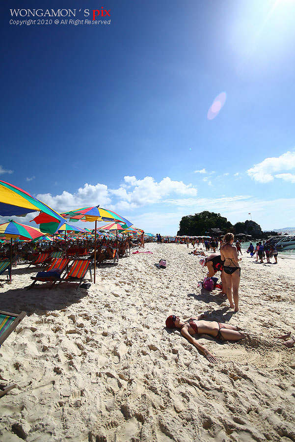 หาดทรายขาวเนียนอย่างที่เขาว่ากันจริงๆครับ :love: :love: :love: :grin: