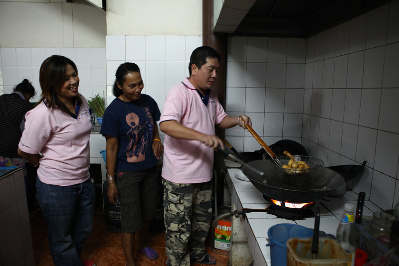 น้าชัยสอนวิธีทอดไข่ลูกเขย   น้ำมันต้องเยอะๆ ไฟแรงๆ ไข่จะได้ฟูๆ     ยอดเยี่ยมจริงๆ