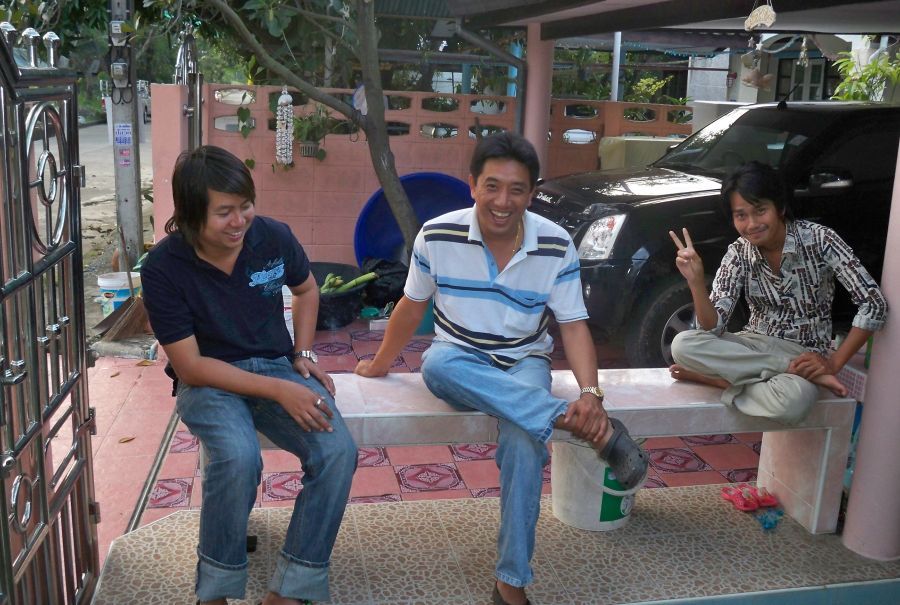 น้องๆที่รู้ข่าวเข้ามาดู  ถึงบ้านเล