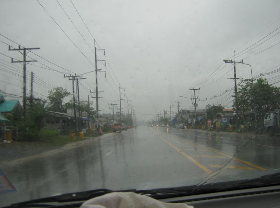 ระหว่างทางกลับมาฝนตกตลอดเวลาเลยครับและก็มีข่าวประกาศว่าหาดใหญ่น้ำท่วใเฉียบพลัน
เราเลยกังวลเป็นอย่าง