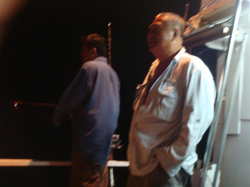 ป๋าอ้วนกับน้าแก้ว เฝ้าท้ายเรือ
ในงานคืนนี้ ได้มีการพลีชีพของคัน
ด้วยน้ำหนักของปลาที่สุดบรรยาย  :cr