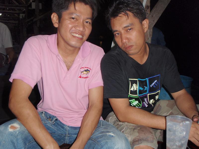 
เขาว่าชาย  ต้องได้ชาย  นั้นแม่นแล้ว
คงไม่แคล้ว  ได้คู่กัน  แน่พี่จ๋า
ยี่สิบเจ็ด  สิ้นเดือนนี้  ถ