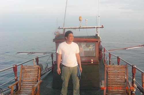 คุณสมชายกับบรรยากาศยามเช้าบนดาดฟ้าเรือ