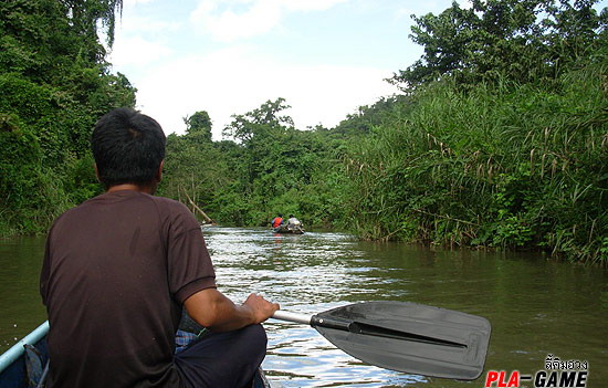 แวะให้เด็กๆตีเบ็ดกันหน่อย .......เรือกำนันต้อ กับเรือผม ก็ลอยลำกินเหล้ากัน ..........เต็มเก๊ะ ...