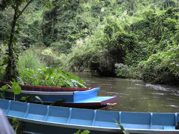 หัวเรือหันหน้าสู่ แก่งอันแคบเล็ก ในใจผมคิดตลอดว่าจะไปได้หรือเนี่ย