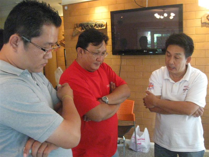  [b]บางภาพก็วิเคราะห์กัน...สมาธินิ่งกันทั้งสามท่านจริงๆ..[/b]