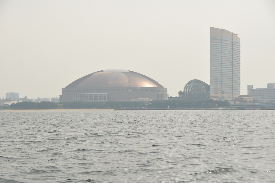 Yahoo Dome สนามเบสบอลของเมือง Fukuoka ที่เห็นโ