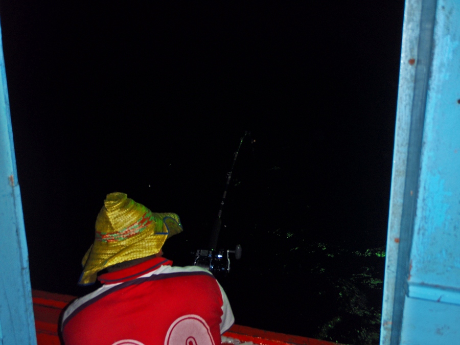   บังหลีเล่นปลากับชุดรอกไฟฟ้า Daiwa 750 แทนน้าหนุ่ยซึ่งปิดสวิทซ์ไปแล้ว