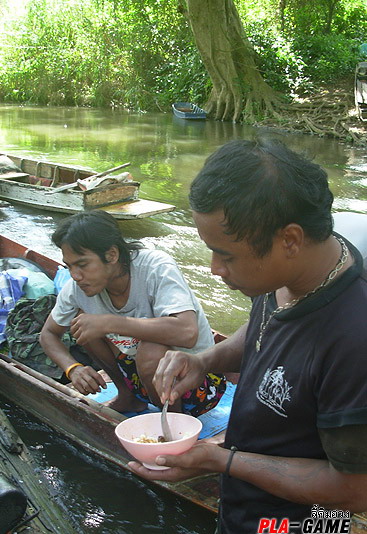 เรือลำอื่นคงประสบปัญหาเช่นเดียวกัน มาแวะพักกินข้าวที่ไรของพ่อไอ้มืด ....... มีแกงเนื้อแค่ชามเดียวที่