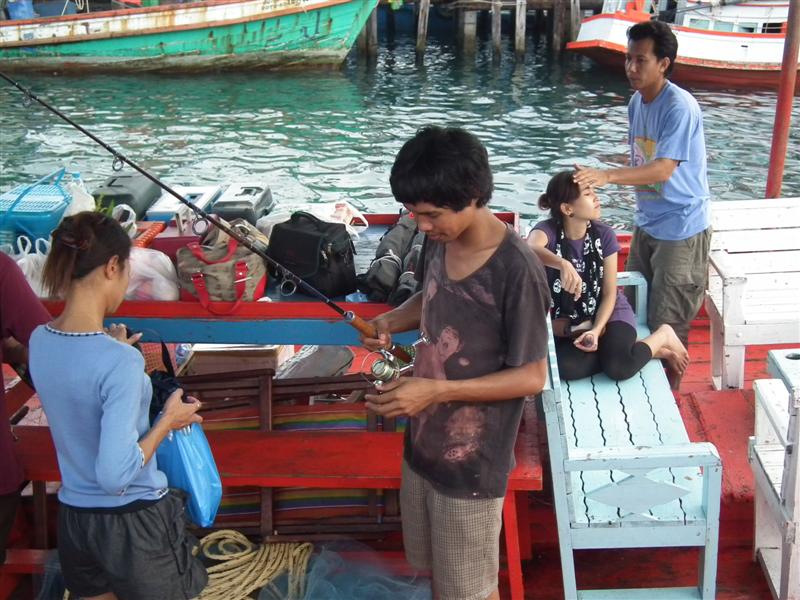 ช่างเก่งของเราฟิตเต็มที่เตรียมอุปกรณ์ตั้งแต่เรือยังไม่ออกจากท่า