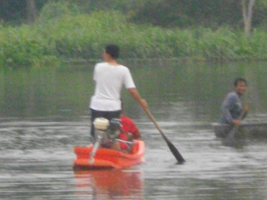 พวกเราต้องต้ดสินใจ  ขอยืมเรือจากชุมชนแถวนั้น เพื่อออกไปเล่นกับเจ้าตัวใต้น้ำ  ซึ่งพวกเราไม่รู้ได้เลยว