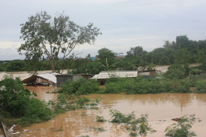 บ้านพักคนงานก่อสร้างในหมู่บ้าน 
โชคดีมากคับที่มีบ้านอีกหลังที่ยังว่างอยู่ 
