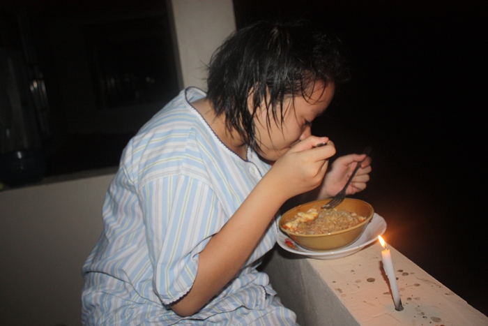 ลูกหมูคับ กินม่าม่าใต้แสงเทียน  
--------