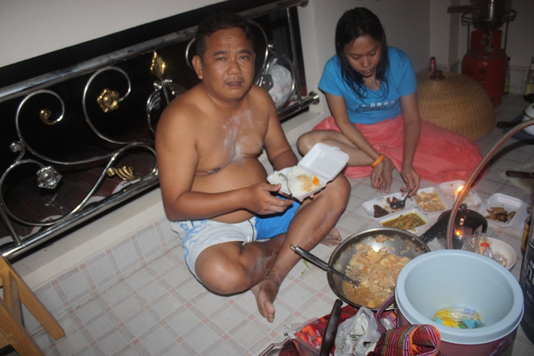 คืนที่ 3 แล้วคับ ที่กินข้าวใต้แสงเที