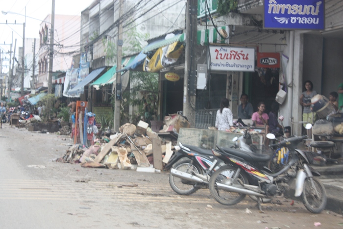 ร้านนี้ขายอุปกรณ์เครื่องเขียนสำหรับนักเรียน โดนเต็มฯคับ