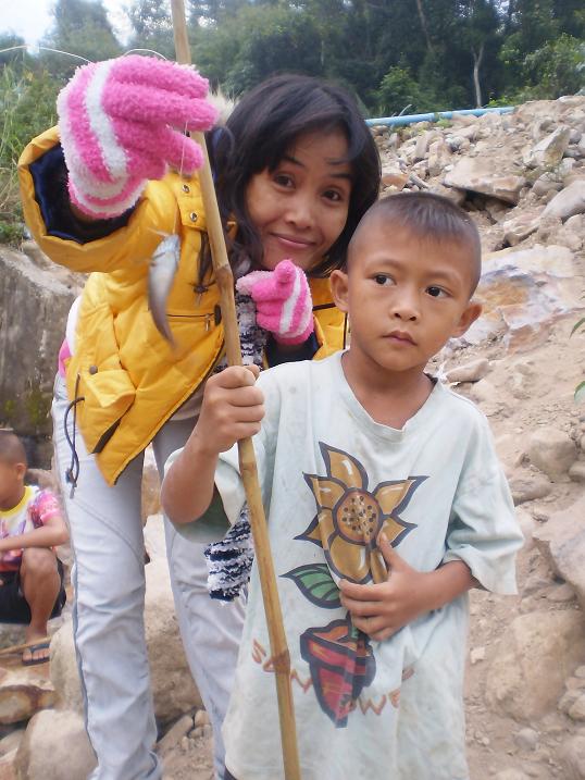 คนนี้ตัวนิดเดียวแต่ฝีมือเข้าขั้นเทพ  หย่อนปุ๊บกินปั๊บ   เจอป้ามู๋ตีซี๊ในทันใด  ถึงกะเครียด   :laughi