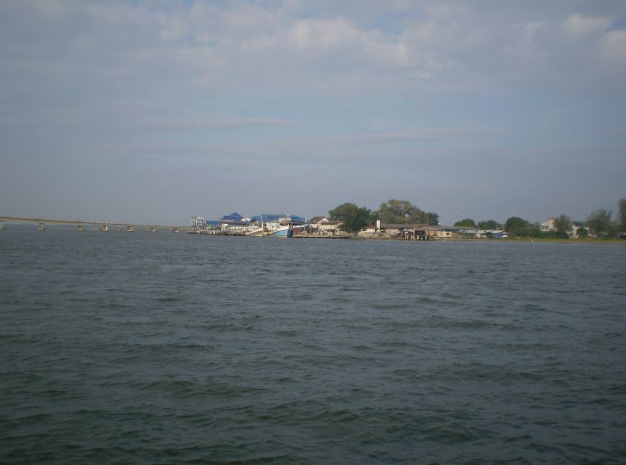 สะพานแหลมสิงห์และท่าเรืออีกฝั่งคั