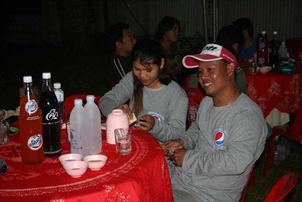 พี่โปร....กะ ภรรยา....ยังหวานอยู่ครับ............ :laughing: :laughing: :laughing: :laughing: