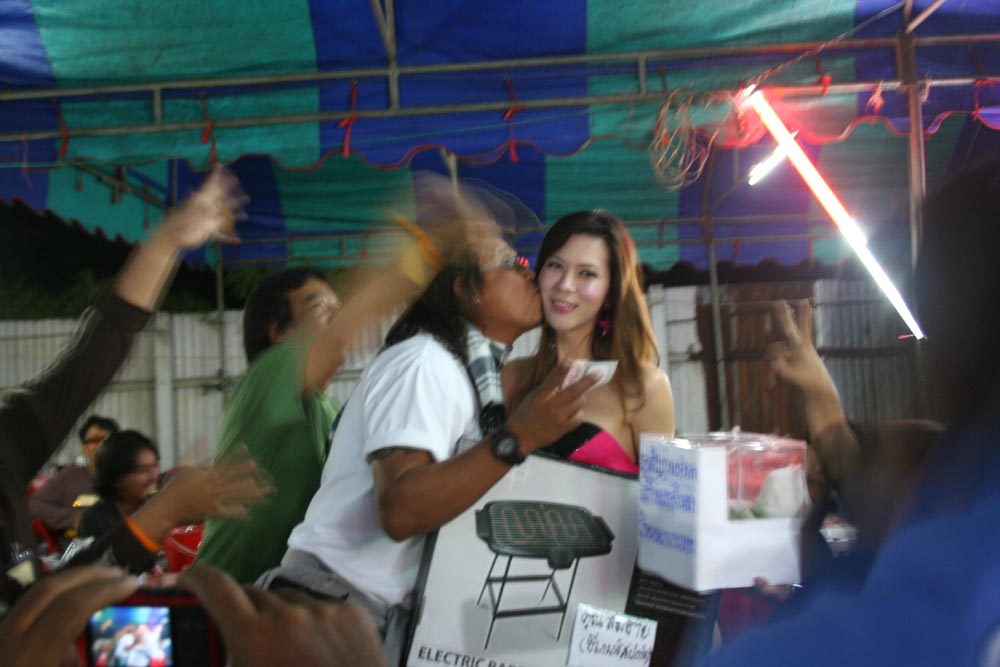 บั๊กบันนี่.............ทำไมไม่ชัดซักภาพ..............ดูกองเชียร์ครับ......ลุ้นกันใหญ่เลย.....  :laug