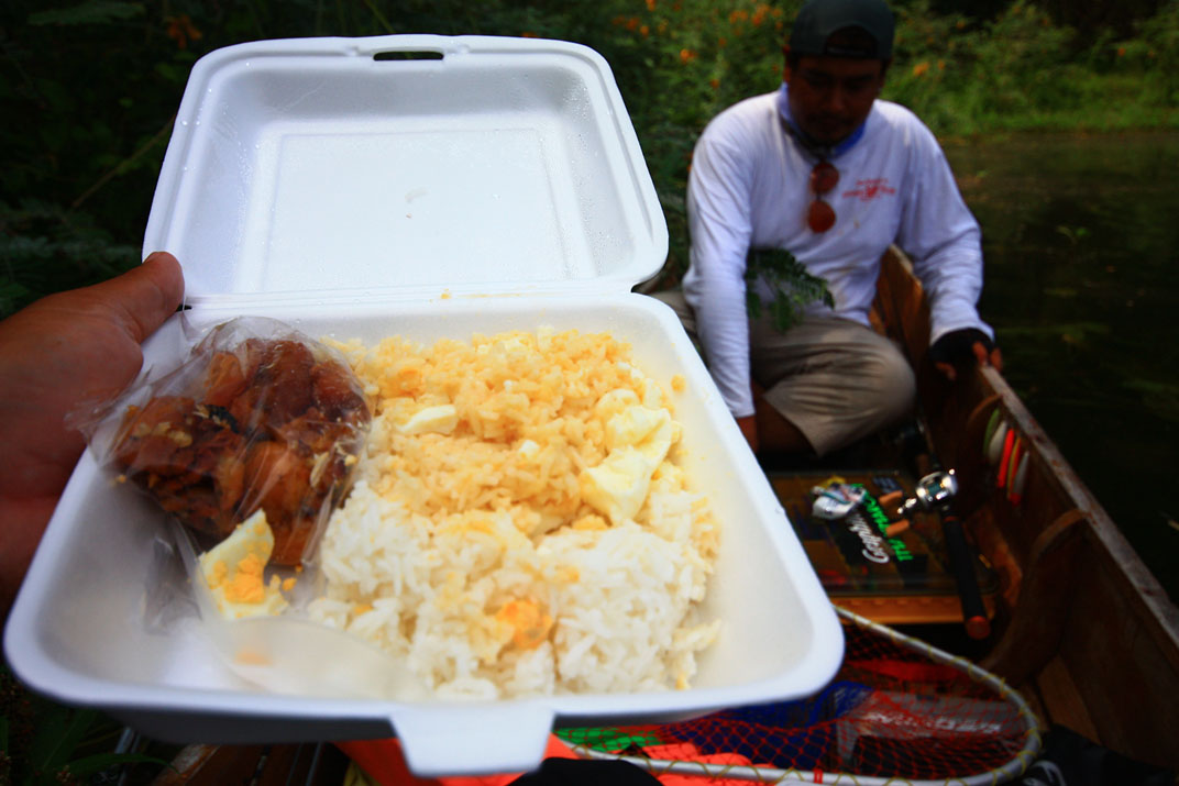 อาหารกลางวัน วันนี้ ข้าวไข่ต้ม กับ ไก่ทอดกระเทียม  :umh: :umh: :umh: