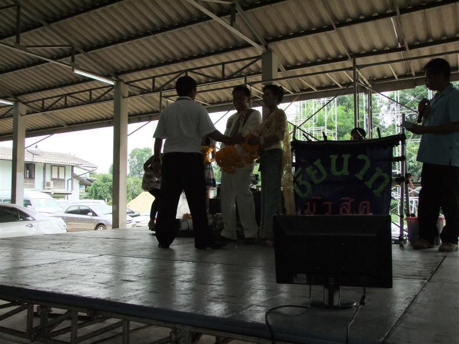 ได้รับเกียรติให้ขึ้นไป มอบดอกไม้ให้บ่าวสาว (โดนมัดมือชกครับ)  :laughing: :laughing: :laughing: