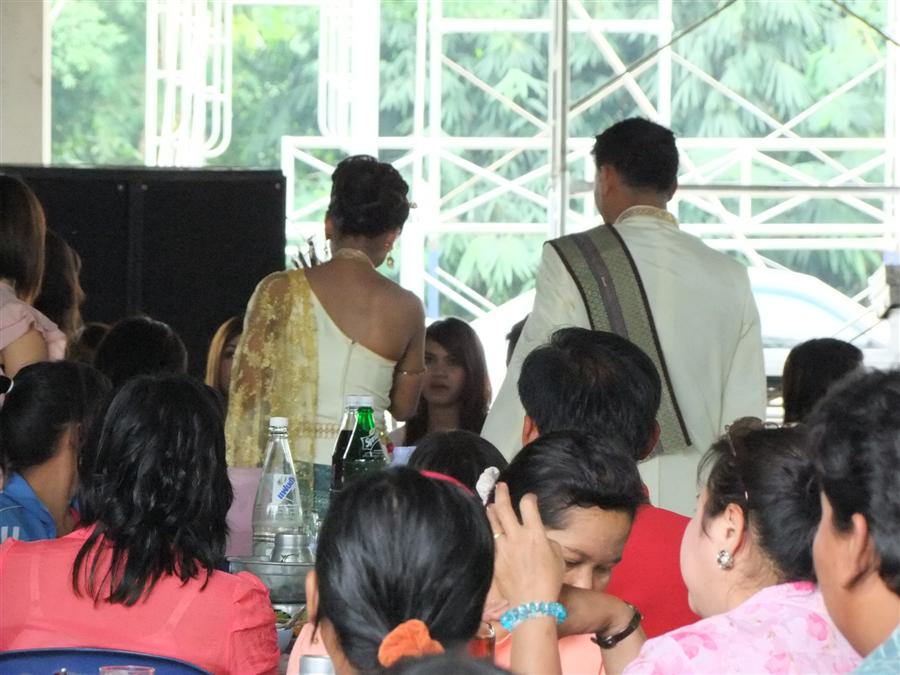 พอเสร็จบนเวที ก็ลงมาทักทายแขกครับ  :cheer: :cheer: :cheer: :cheer: :cheer: