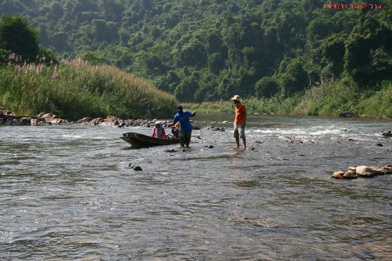 [b]เรือขึ้นไม่ไหวน้ำมันน้อยก็ต้องลงมาลากเรือขึ้นกัน...เหนื่อยครับแต่สนุกดี ชอบ ชอบๆ :laughing:[/b]