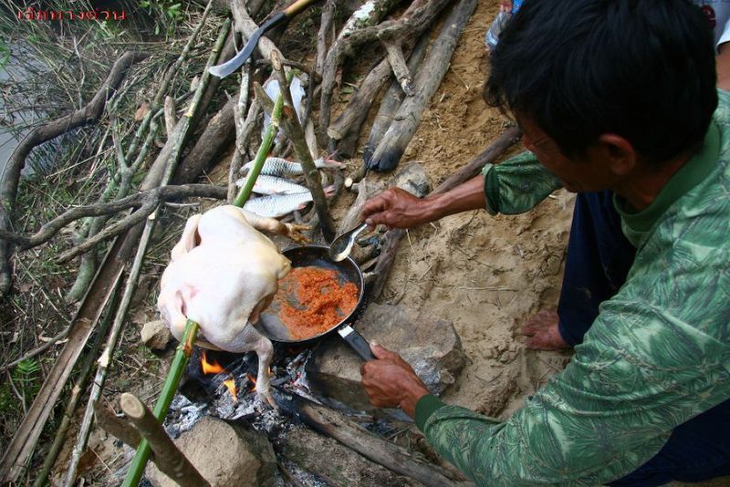 [b]ลุงแหลมกำลังทำน้ำพริกให้แถมด้วยไก่ย่างอีกหนึ่งตัว :umh: :umh:[/b]