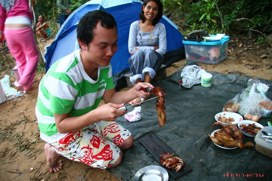 [b]มื้อนี้มีทั้งไก่ย่างหมูย่างเลย แถมด้วยปลากะสูบต้มยำอีก แหล่มเลย :laughing:[/b]