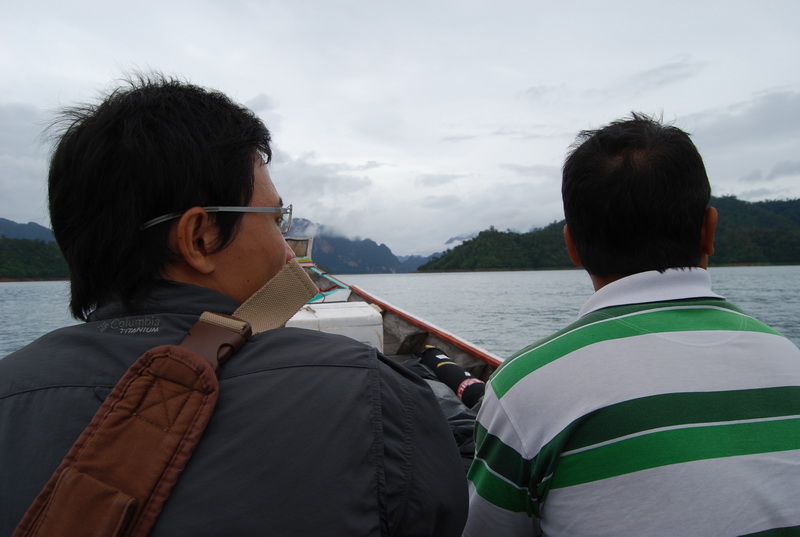 ตอนนี้ เรือใหญ่จะพาพวกเราไปยังจุดหมาย แพพักคลองแสง ใช้เวลาประมาณ 2 ชั่วโมงครึ่งครับ 