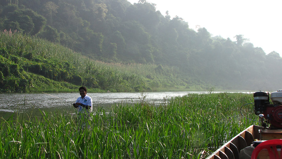 
    เรือก็วิ่งแซงคนไปก่อนแล้ว  เดินตามมานะ  จะเก็บภาพให้  :love: