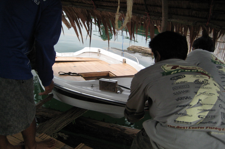 ทีมงานกำลังเอาเรือลงครับ :smile: