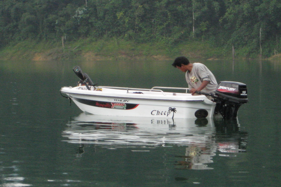 เรือลำนี้ผมเอาไปทิ้งไว้ที่นี่ครับ เวลาไปตกปลาพี่ศักดิ์เป็นคนพาไปครับผมไม่ได้ไปเอง ก่อนที่ผมจะตัดสินใ