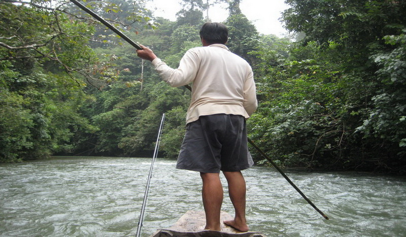 ตัดไม้ถ่อเรือไว้สองอัน หัวเรือท้าย