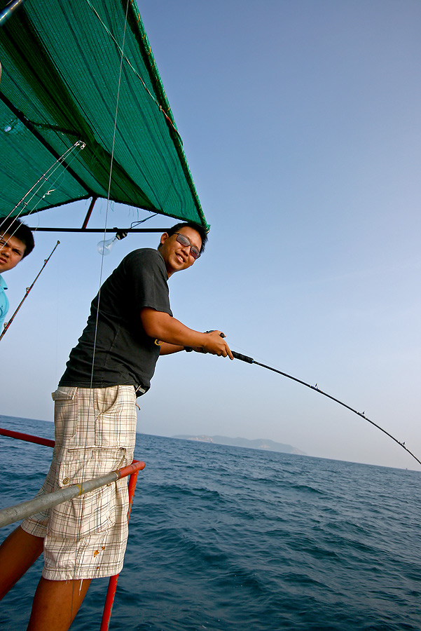 
 [b]  น้าบอย  ไปจิ๊กอยู่ที่ท้ายเรือ

เ