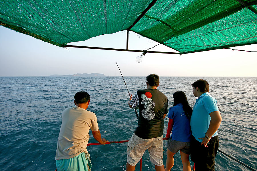 
 [b]  แต่ไม่เป็นไร

  แก้ตัวใหม่  ด้วยเหยื่อสดที่ท้ายเรือ[/b]


 :grin: