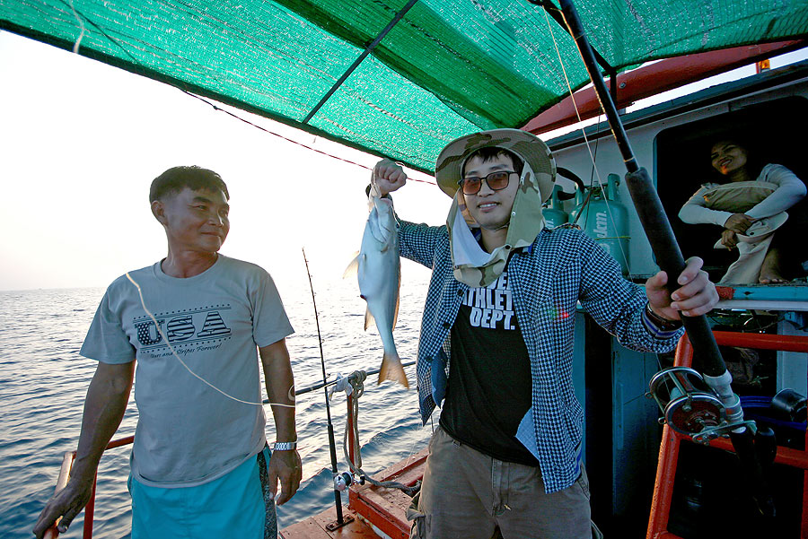 
 [b]  โห  ปลาตัวเกือบโล

 ตะกั่วก็เกือบๆ โล   

 มีน่า  อัดซ๊าาาาาาา[/b]


 :laughing: