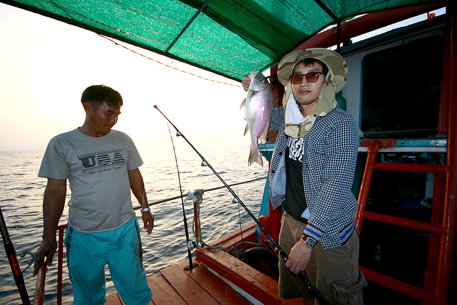 
 [b]  สร้อยนกเขา  มันขึ้นมาเป็นสร้อยนกเรา  แล้ว

  ด้วยฝีมือของ  น้องต๊อก  [/b]


 :grin: