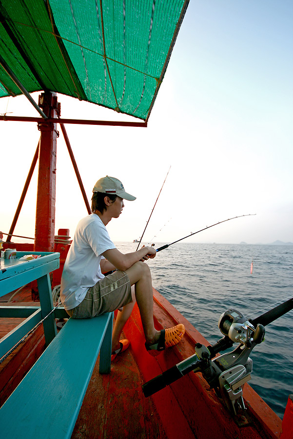 
 [b]  ที่หัวเรือ  น้องกล้า  นั่งตกปลาเล็กสบายใจ

 สังเกตุ  รอกไฟฟ้า  ตัวข้างล่าง ครับ[/b]


 