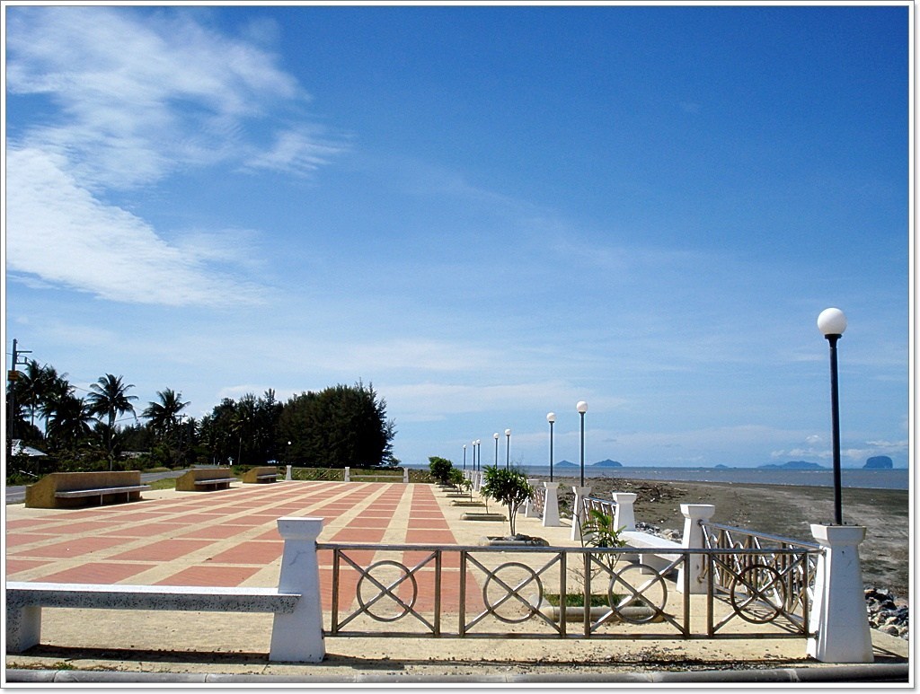  [b]"ผ่านริมฟ้าไกลโพ้น..จากมุมพักแนบตลิ่งริม หาดราไว...ความสวยไม่สาสม..ทิ่มตา! อะเมซิ่งบนปกหนังสือท