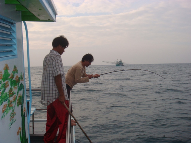 ด้านท้ายเรือ น้าหม่อง ก็ได้เย่อเหม