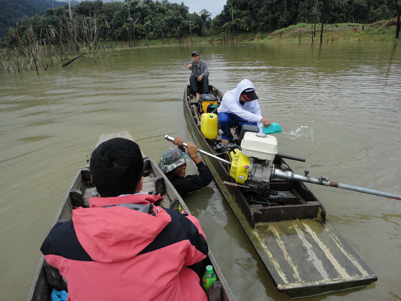 อุบัติเหตุเกิดขึ้นได้เสมอ  แม้แต่ไต๋เรือ ยังพลาดตกเรือ อิอิ ต้องรีบตักน้ำออก  งานเกือบเข้า อิอิ