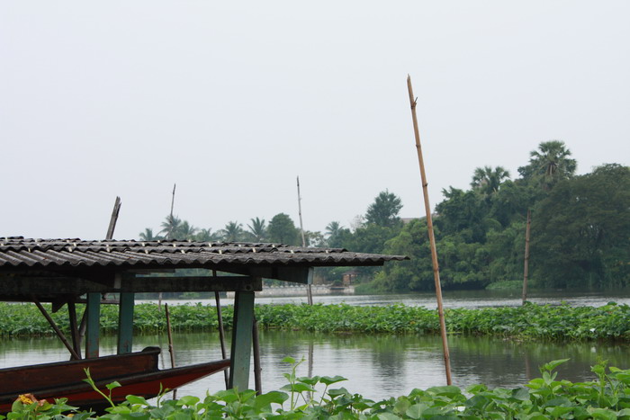 น้ำขึ้นสูงครับ  ดูเรือกับหลังคา  เหลือนิดเดียว  :ohh: