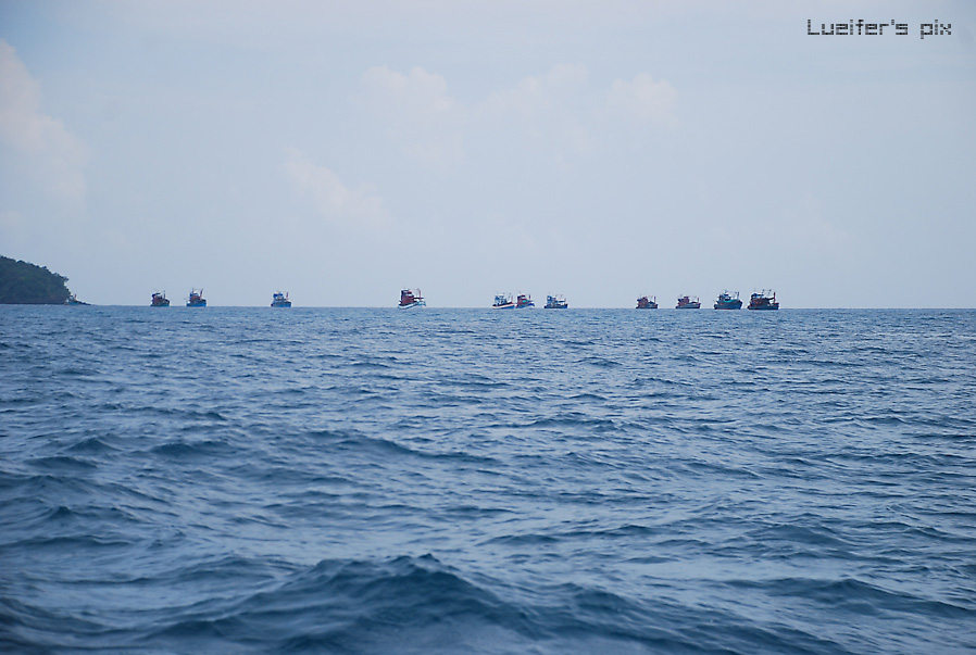 พวกเรืออวน เรือไดน์ มาทอดสมอหลบลมหน้าหลีเป๊ะกันเยอะแยะเลยครับ

นั่นก็คงหมายความว่า ลูกแก้ว 8ไมล์ ก