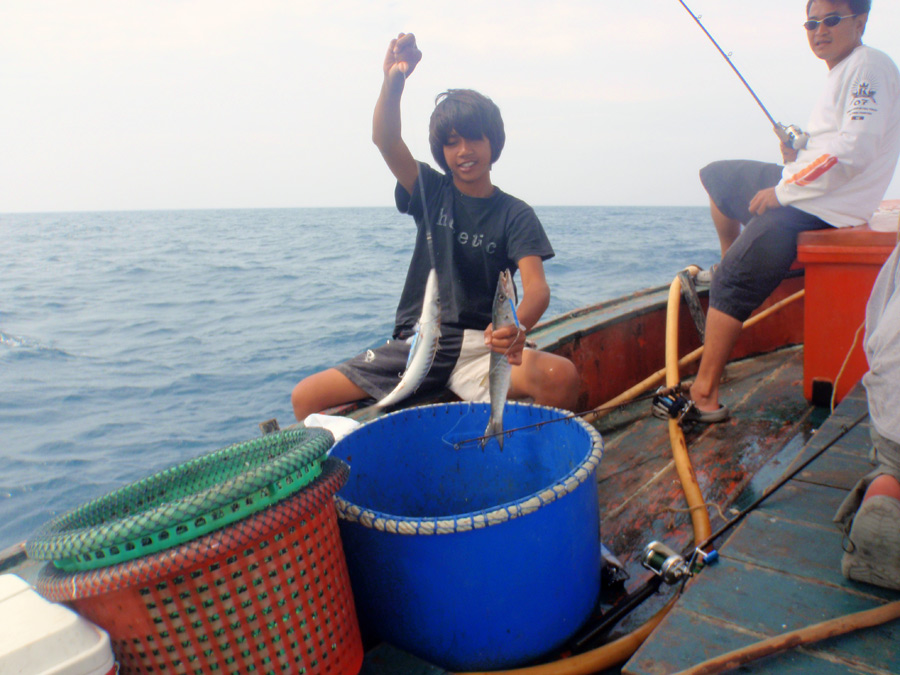  [b]เด็กเรือคับ จับปลาสองมือ ระวังมันจะย้อมมากัดนะ[/b]